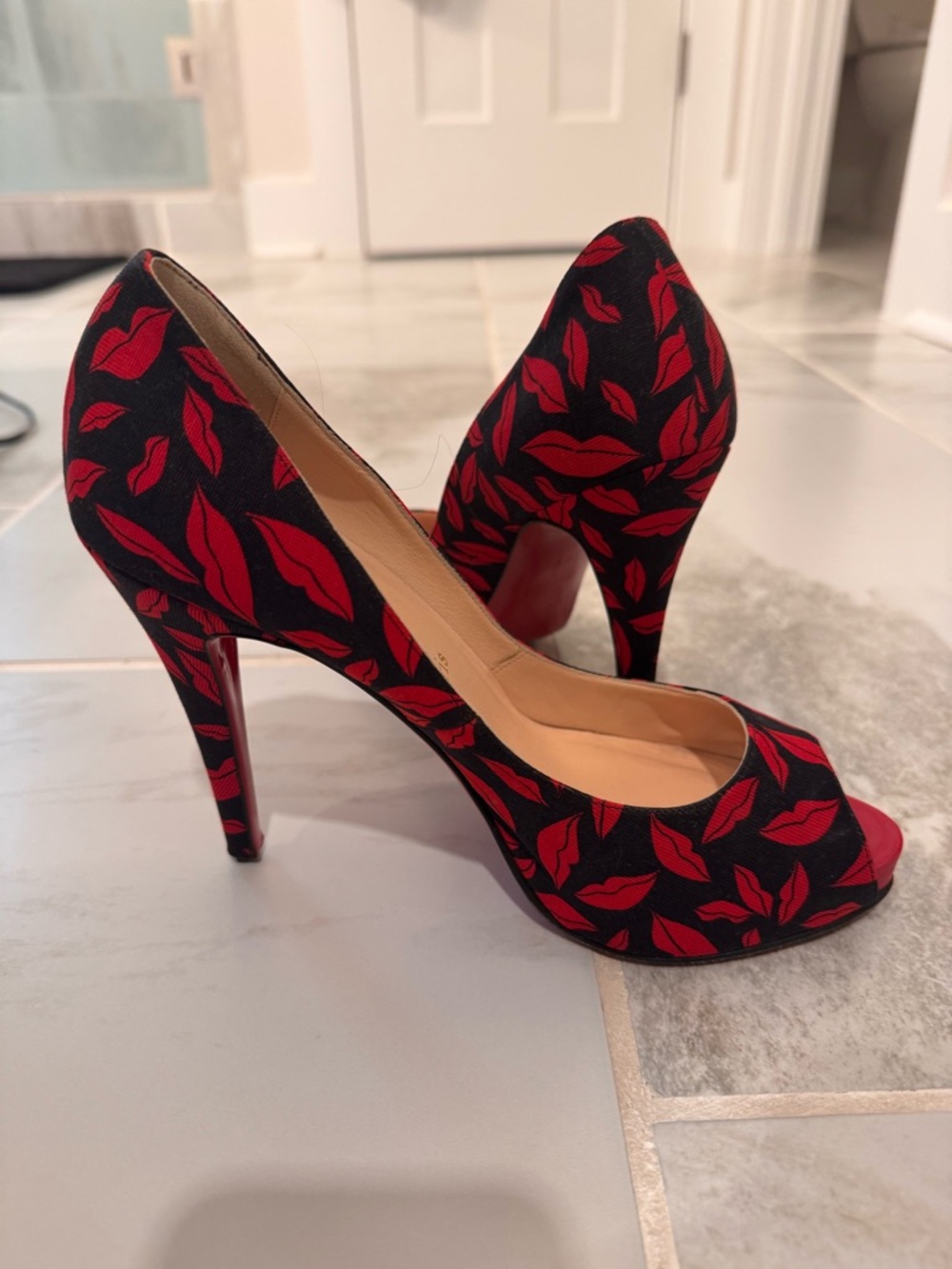 Christian Louboutin Women's Black and Red Lip-Print Peep-Toe Pumps 38.5
